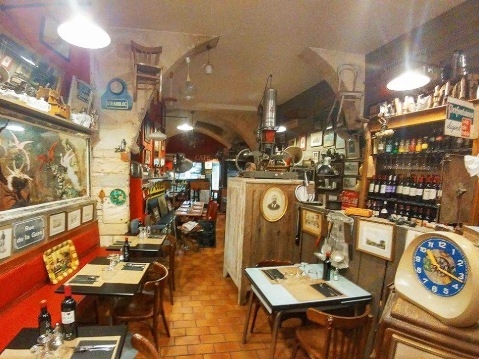 toque et broc bordeaux